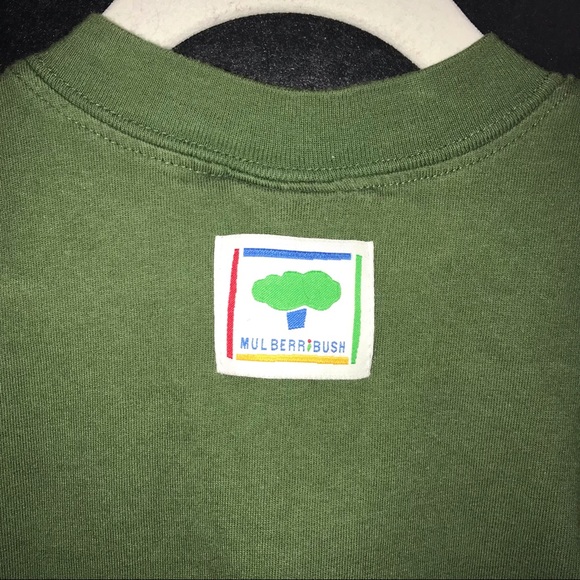 Mulberri Bush top, dark olive green w/ 2 white bears under a snow covered branch - Picture 5 of 7